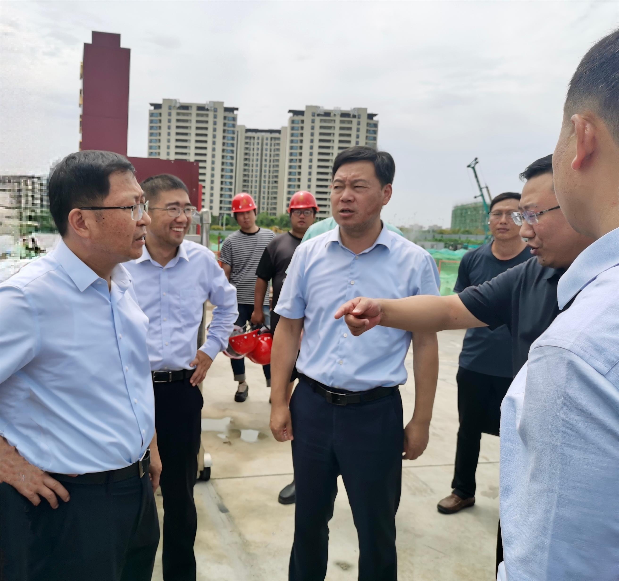 圖1-3、湯衛(wèi)華副市長(zhǎng)檢查工地.jpg